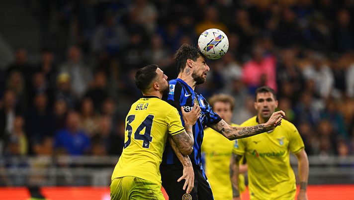 MILAN, ITALY - MAY 18: Francesco Acerbi of FC Internazionale competes for the ball with Mario Gila of SS Lazio during the Serie A match between FC Internazionale and SS Lazio at Stadio Giuseppe Meazza on May 18, 2025 in Milan, Italy. (Photo by Mattia Ozbot - Inter/Inter via Getty Images) Inter-Lazio, dove vedere il posticipo di Serie A in tv e streaming LIVE - immagine 1