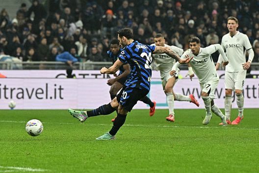 Il centrocampista turco numero 20 dell'Inter Hakan Calhanoglu non riesce a segnare un rigore durante la partita di calcio di Serie A tra Inter e Napoli allo stadio San Siro di Milano ESCLUSIVA – Tiberio Ancora a DDD: lo scudetto a Napoli e la scelta di tornare a Lecce- immagine 4