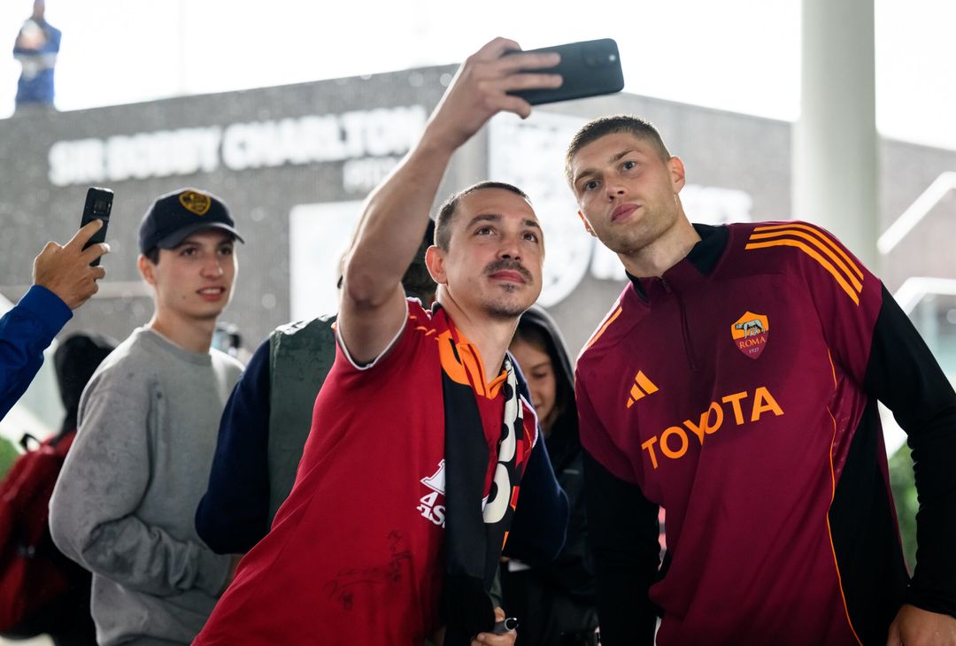 Roma, la seduta pomeridiana aperta ai tifosi al St. George’s Park – FOTO GALLERY - immagine 5