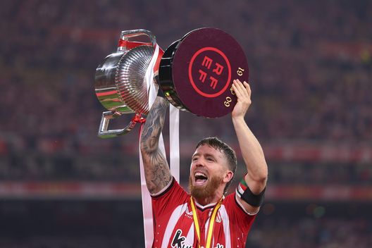 Iker Muniain alza la Coppa del Re vinta nel 2024 contro il Mallorca. (Photo by Fran Santiago/Getty Images) Sorpresa Iker Muniain: si ritira e diventa allenatore di una squadra in quinta divisione- immagine 2