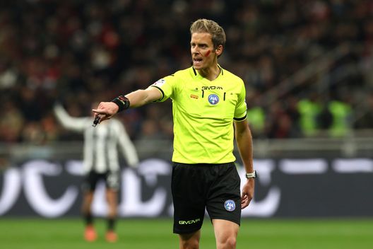 MILAN, ITALY - NOVEMBER 23: Match referee Daniele Chiffi reacts during the Serie A match between AC Milan and Juventus at Stadio Giuseppe Meazza on November 23, 2024 in Milan, Italy. (Photo by Marco Luzzani/Getty Images) Milan-Napoli, le formazioni ufficiali: Allegri sceglie Gimenez-Pulisic, Nkunku in panchina- immagine 3