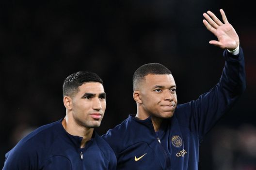 Francia, Mbappé sborsa mezzo milione di euro per un ritratto di Pelé- immagine 3