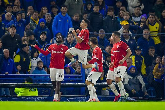 Alvaro Angulo festeggia dopo aver segnato il gol nella sfida dei quarti di finale. (Foto di Marcelo Endelli/Getty Images) Boca Juniors eliminato dall’Independiente: la contestazione dei tifosi e la reazione di Riquelme- immagine 3