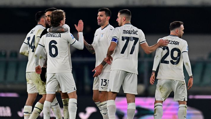 VERONA, ITALY - JANUARY 11: Players of SS Lazio celebrate during the Serie A match between Hellas Verona FC and SS Lazio at Stadio Marcantonio Bentegodi on January 11, 2026 in Verona, Italy. (Photo by Alessandro Sabattini/Getty Images) Mattei: “Al momento Lazio più debole, ma ne riparleremo a fine mercato” - immagine 1