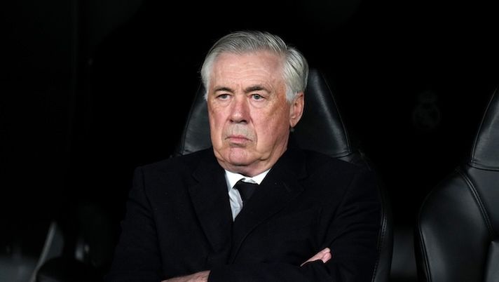 MADRID, SPAIN - APRIL 16: Carlo Ancelotti, Head Coach of Real Madrid, looks on prior to the UEFA Champions League 2024/25 Quarter Final Second Leg match between Real Madrid C.F. and Arsenal FC at Estadio Santiago Bernabeu on April 16, 2025 in Madrid, Spain. (Photo by Angel Martinez/Getty Images) Real fuori dalla Champions, Ancelotti: “Rispondo così alle voci sul mio futuro” - immagine 1
