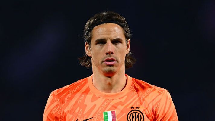 MILAN, ITALY - FEBRUARY 10: Yann Sommer of FC Internazionale warms up ahead before the Serie A match between FC Internazionale and Fiorentina at Stadio Giuseppe Meazza on February 10, 2025 in Milan, Italy. (Photo by Mattia Pistoia - Inter/Inter via Getty Images) ULTIM’ORA – L’Inter perde Sommer per infortunio: ecco l’esito degli esami e il comunicato - immagine 1