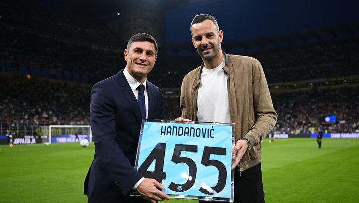 Handanovic premiato da Zanetti per la sua storia con l’Inter. Poi al lavoro in tribuna - immagine 1