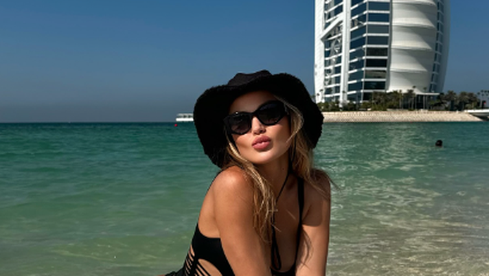 Lady Pinamonti, fisico spaziale in costume a Dubai. Lato top per Dasha, scatto super sexy  Lady Pinamonti, fisico spaziale in costume a Dubai. Lato top per Dasha, scatto super sexy - immagine 1