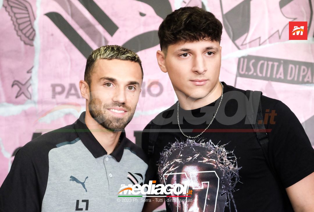 FOTO PALERMO: Federico Di Francesco scatta selfie con i tifosi allo store (GALLERY) - immagine 23