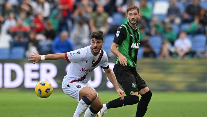 REGGIO NELL'EMILIA, ITALY - OCTOBER 28: Riccardo Orsolini of Bologna FC competes for the ball with Matías Viña of US Sassuolo during the Serie A TIM match between US Sassuolo and Bologna FC at Mapei Stadium - Citta' del Tricolore on October 28, 2023 in Reggio nell'Emilia, Italy. (Photo by Alessandro Sabattini/Getty Images) Sassuolo-Bologna, le pagelle- immagine 1