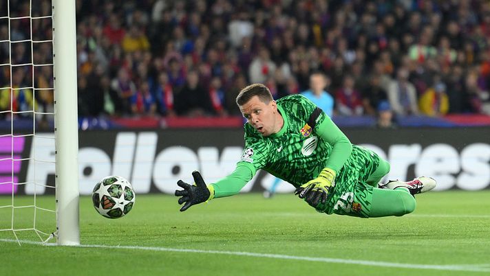 BARCELONA, SPAIN - APRIL 30: Wojciech Szczesny of FC Barcelona dives to make a save during the UEFA Champions League 2024/25 Semi Final First Leg match between FC Barcelona and FC Internazionale Milano at Estadi Olimpic Lluis Companys on April 30, 2025 in Barcelona, Spain. (Photo by David Ramos/Getty Images) Barcellona, Szczesny: “Yamal ha 17 anni e gioca ancora un calcio di strada. Su Neymar…” - immagine 1