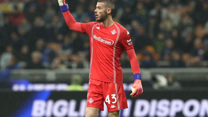 MILAN, ITALY - OCTOBER 29: David de Gea of ACF Fiorentina gestures during the Serie A match between FC Internazionale and ACF Fiorentina at Giuseppe Meazza Stadium on October 29, 2025 in Milan, Italy. (Photo by Marco Luzzani/Getty Images) Condò: “Fiorentina, classifica un controsenso. De Gea autore di grandi prodezze” - immagine 1