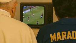 Papa Francesco e Maradona assistono dall’Aldilà al Superclasico: una clip toccante!