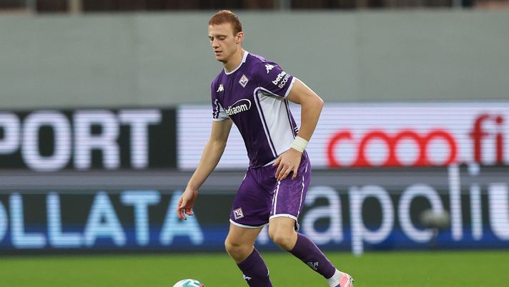 FLORENCE, ITALY - NOVEMBER 2: Pietro Comuzzo of ACF Fiorentina in action during the Serie A match between ACF Fiorentina and US Lecce at Artemio Franchi on November 2, 2025 in Florence, Italy. (Photo by Gabriele Maltinti/Getty Images) U21, Italia rimontata in Polonia: Comuzzo non perfetto, l’Europeo si complica - immagine 1