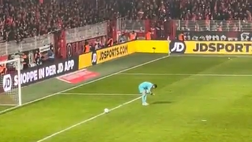 Bochum, il portiere Drewes colpito da un accendino lanciato dagli spalti