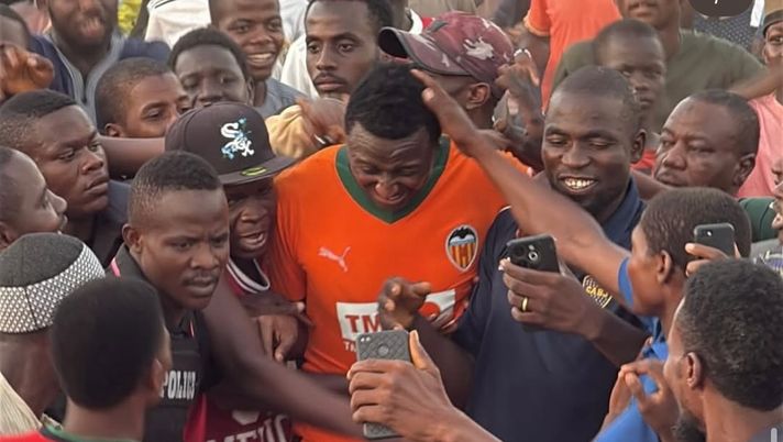 L’ex Roma Umar Sadiq torna in Nigeria: virale il video dell’accoglienza da star - immagine 1