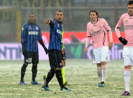 Angelo Palombo dei gesti di FC Inter Milan durante la partita di Serie A tra FC Internazionale Milano e US Citta di Palermo allo Stadio Giuseppe Meazza il 1 febbraio 2012 a Milano, Italia. (Foto di Claudio Villa/Getty Images) Chivu all’Inter, prende forma anche lo staff tecnico: presente una vecchia conoscenza nerazzurra- immagine 3