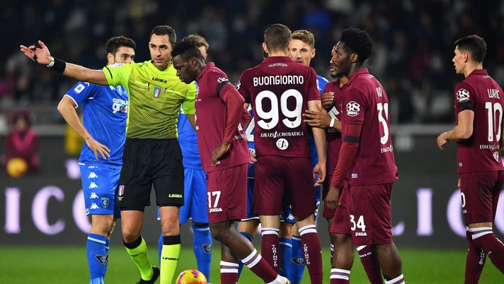 TURIN, ITALY - DECEMBER 02: Wilfried Singo of Torino FC reacts to receiving a red card from referee Andrea Colombo during the Serie A match between Torino FC and Empoli FC at Stadio Olimpico di Torino on December 02, 2021 in Turin, Italy. (Photo by Valerio Pennicino/Getty Images) Torino-Empoli 2-2: i granata in dieci per un’ora limitano i danni - immagine 1