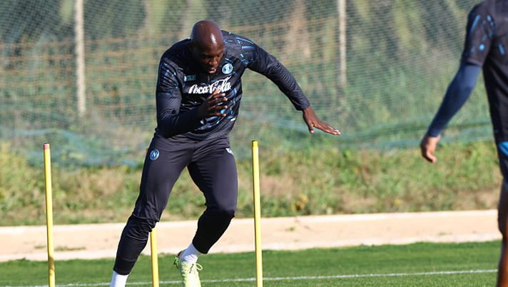 Pronti via, 24 ore all’attesissima sfida di Champions League tra Napoli e Chelsea. Conte guida l’allenamento cercando di trasferire la stessa grinta trasmessa in conferenza.