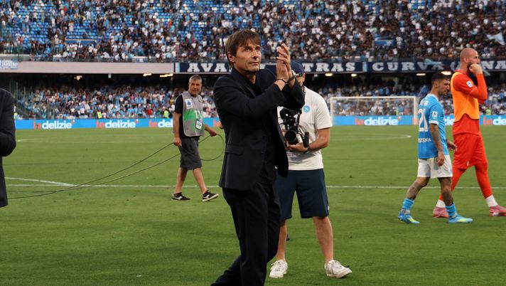 NAPLES, ITALY - MAY 24: Antonio Conte SSC Napoli head coach greets his supporters after the Serie A match between SSC Napoli and Udinese Calcio at Stadio Diego Armando Maradona on May 24, 2026 in Naples, Italy. (Photo by Francesco Pecoraro/Getty Images) Conte lascia il Napoli: “Troppi veleni e malumori. Ho fallito su una cosa” - immagine 1