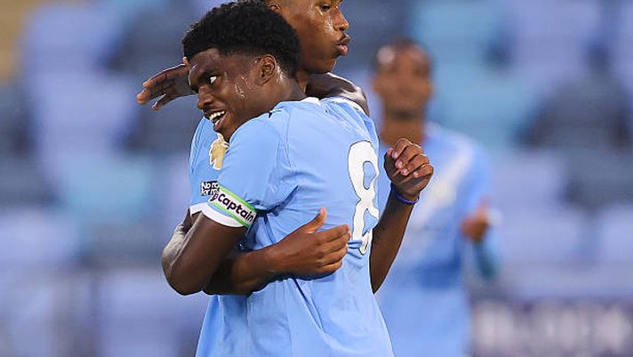 MANCHESTER, ENGLAND - AUGUST 22: Reigan Heskey of Manchester City celebrates with brother Jaden after scoring their side's second goal during the Premier League 2 match between Manchester City U21 and West Ham U21 at Joie Stadium on August 22, 2025 in Manchester, England. (Photo by James Gill - Danehouse/Getty Images) Jaden e Regan Heskey
