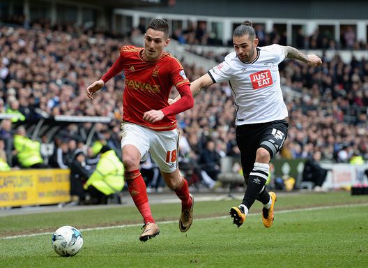 Bradley Johnson del Derby County affronta Federico Macheda del Nottingham Forest. (Foto di Tony Marshall/Getty Images) ESCLUSIVA Macheda: “La Grecia nel cuore! Il gap tra Premier e Serie A si è ridotto”- immagine 2
