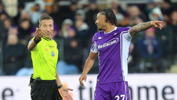 FLORENCE, ITALY - JANUARY 11: Davide Massa referee and Cher Ndour of ACF Fiorentina reacts during the Serie A match between ACF Fiorentina and AC Milan at Artemio Franchi on January 11, 2026 in Florence, Italy. (Photo by Gabriele Maltinti/Getty Images) La moViola: così netta la spinta su Gosens? Ma Massa non sbaglia nulla - immagine 1