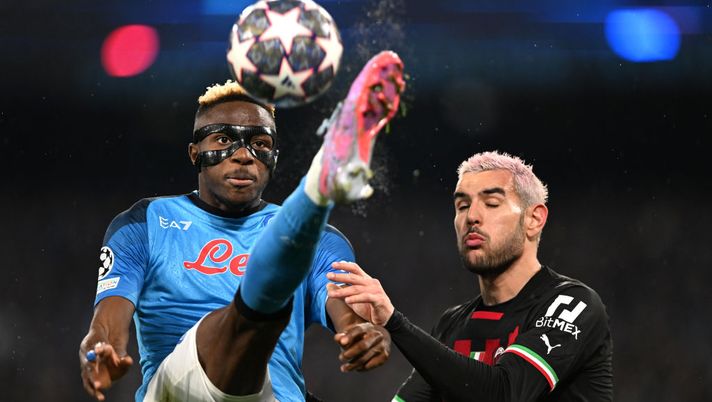 NAPLES, ITALY - APRIL 18: Victor Osimhen of SSC Napoli controls the ball whilst under pressure from Theo Hernandez of AC Milan during the UEFA Champions League Quarterfinal Second Leg match between SSC Napoli and AC Milan at Stadio Diego Armando Maradona on April 18, 2023 in Naples, Italy. (Photo by Francesco Pecoraro/Getty Images) milan-calciomercato-musah-darwin-nunez-vlahovic-osimhen-camarda-zinchenko-kiwior-news-ultima-ora