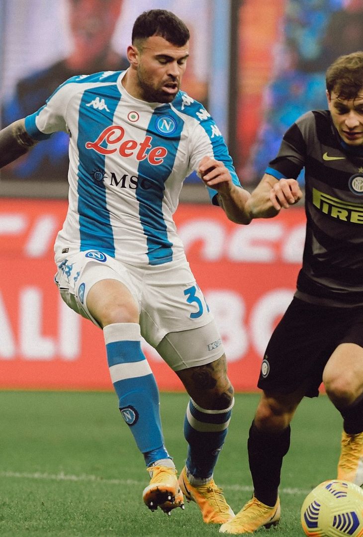 Poco più di 3 ore separano Inter-Napoli dal suo fischio d'inizio. Valevole per la 19ª giornata di Serie A, la gara andrà in scena alle 20:45 odierno. Nel frattempo, per smorzare l'attesa, l'account Instagram della società partenopea ha pubblicato un post composto da dodici fotografie, una per ogni battaglia che ha avuto per protagoniste, nella splendida cornice di San Siro, la compagine nerazzurra e quella campana. Un viaggio che va a ritroso: dalla stagione più recente, ovvero la 2024/25, fino ad arrivare all'annata 2013/14.