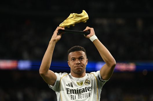 Madrid, Spagna - 1° novembre 2025: Kylian Mbappé col trofeo della Scarpa d'Oro 2024/25. (Foto di Denis Doyle/Getty Images) Il Real Madrid manda un messaggio ad un club di seconda categoria pugliese- immagine 2
