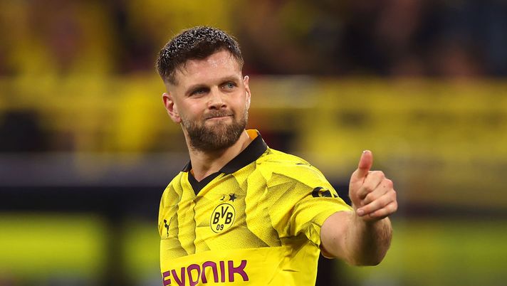 DORTMUND, GERMANY - MAY 01: Niclas Fuellkrug of Borussia Dortmund gestures a thumbs-up during the UEFA Champions League semi-final first leg match between Borussia Dortmund and Paris Saint-Germain at Signal Iduna Park on May 01, 2024 in Dortmund, Germany. (Photo by Lars Baron/Getty Images) (Photo by Lars Baron/Getty Images) Champions League, Borussia Dortmund-Psg 1-0: una rete di Füllkrug piega i francesi - immagine 1