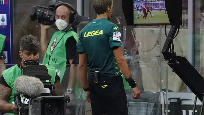 Tuttosport contro arbitri e VAR