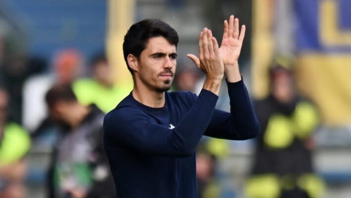 PARMA, ITALY - OCTOBER 25: Carlos Cuesta, Head Coach of Parma, reacts during the Serie A match between Parma Calcio 1913 and Como 1907 at Stadio Ennio Tardini on October 25, 2025 in Parma, Italy. (Photo by Alessandro Sabattini/Getty Images) Cuesta: “Pellegrino è anche un leader! Rispondo così su Corvi, Troilo e Bernabè” - immagine 1
