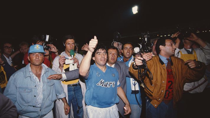 Napoli captain Diego Maradona surrounded by media after the 1989 UEFA Cup Final second leg between VFB Stuttgart and S.S.C Napoli at Neckarstadion on May 17, 1989 in Stuttgart, West Germany. (Photo by Simon Bruty/Allsport/Getty Images) 37 anni fa il Napoli batteva lo Stoccarda 5-4 e vinceva la Coppa UEFA! – FOTO - immagine 1