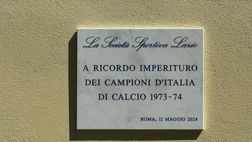 Lazio, a Tor Di Quinto svelata la targa dei campioni d’Italia del ’74: foto e video