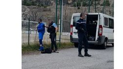 Shock in Francia: calciatore espulso salta sugli spalti con un coltello e aggredisce i tifosi