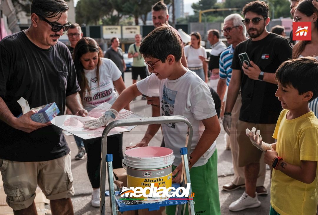 FOTO Palermo, le impronte rosa sul murales del ‘Renzo Barbera’ (Gallery) - immagine 32