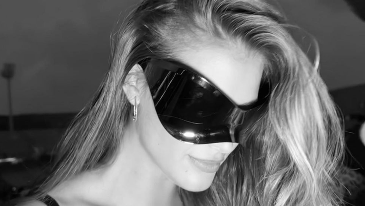 Desire, vestito super sensuale. La Cordero in versione ape con un super décolleté - immagine 1