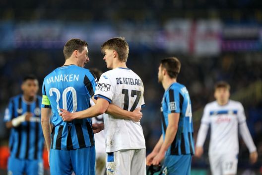 BRUGES, BELGIUM - FEBRUARY 12: Ardon Jashari #30 of Club Brugge KV and Charles De Ketelaere #17 of Atalanta hug after the conclusion of the UEFA Champions League 2024/25 League Knockout Play-off first leg match between at Jan Breydel Stadium on February 12, 2025 in Bruges, Belgium. (Photo by Alex Bierens de Haan/Getty Images)  club-brugge-vanaken-caso-jashari-milan-futuro-trattativa-calciomercato-supercoppa-belga