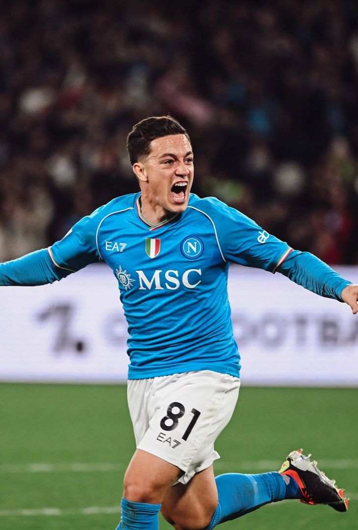 Nella giornata odierna, Giacomo Raspadori ha festeggiato il suo 26° compleanno. L'attaccante, oggi in forza all'Atalanta, ha vestito la maglia del Napoli per tre anni, dall'estate 2022 a quella del 2025, sollevando (come tutti sappiamo) due Scudetti. L'admin dell'account Instagram del club azzurro ha voluto celebrare tale ricorrenza mediante un post Instagram contenente le seguenti foto con annessa descrizione che recita: 'Auguri all'uomo dai gol pesanti'.