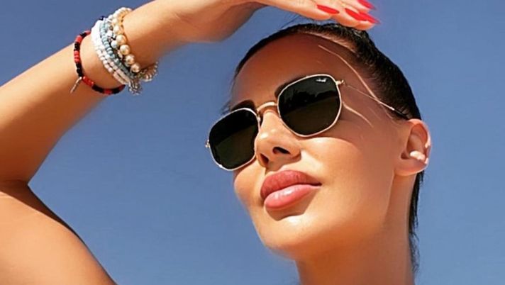 Erjona Sulejmani, la foto in bikini è bollente: le forme dell’ex di Dzemaili sono straripanti Erjona Sulejmani, la foto in bikini è bollente: le forme dell’ex di Dzemaili sono straripanti - immagine 1