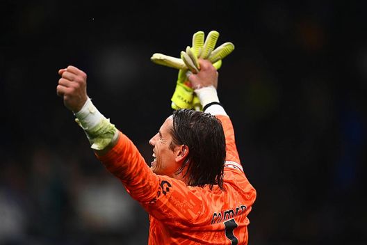 Getty Images Da Sommer a… Sinner: il portiere si allena a parare palline da tennis. Tifosi scatenati- immagine 2