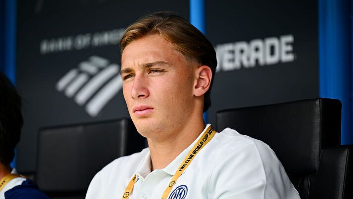CHARLOTTE, NORTH CAROLINA - JUNE 30: Francesco Pio Esposito of FC Internazionale looks on prior to the FIFA Club World Cup 2025 round of 16 match between FC Internazionale Milano and Fluminense FC at Bank of America Stadium on June 30, 2025 in Charlotte, North Carolina. (Photo by Mattia Ozbot - Inter/Inter via Getty Images) Ag. Esposito: “Inter, no a 50 milioni per Pio e no allo scambio con Lookman! Sebastiano…” - immagine 1
