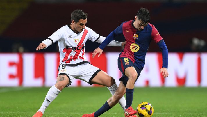 BARCELONA, SPAIN - FEBRUARY 17: Pedri of FC Barcelona is challenged by Oscar Trejo of Rayo Vallecano during the LaLiga match between FC Barcelona and Rayo Vallecano at Estadi Olimpic Lluis Companys on February 17, 2025 in Barcelona, Spain. (Photo by David Ramos/Getty Images) Rayo Vallecano-Barcellona, dove vedere la partita in tv e streaming live - immagine 1