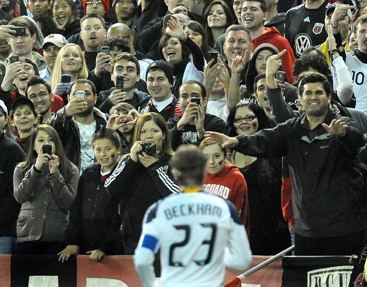 I tifosi del DC United osservano la stella dei Los Angeles Galaxy David Beckham mentre si prepara a calciare la palla da bordo campo durante la partita di calcio della MLS allo stadio RFK di Washington DC, il 9 aprile 2011 Coreografie & tifosi: LA Galaxy e Vancouver Whitecaps, atmosfere a confronto- immagine 2