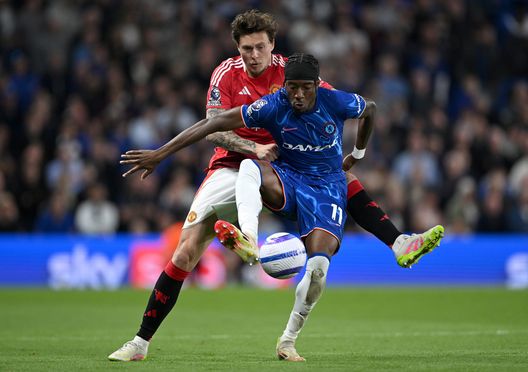 Noni Madueke e Victor Lindelof si danno battaglia con le maglie di Chelsea e Manchester United (stagione 2024/25)