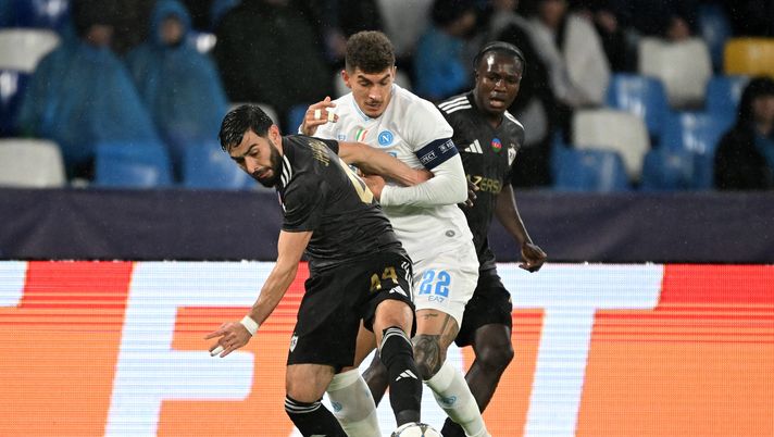 NAPLES, ITALY - NOVEMBER 25: Elvin Jafarguliyev of Quarabag FK battles for possession with Giovanni Di Lorenzo of SSC Napoli during the UEFA Champions League 2025/26 League Phase MD5 match between SSC Napoli and Qarabag FK at Stadio Diego Armando Maradona on November 25, 2025 in Naples, Italy. (Photo by Francesco Pecoraro/Getty Images) Di Lorenzo, zero sbavature: si procura il rigore e spinge. I voti dei quotidiani- immagine 2