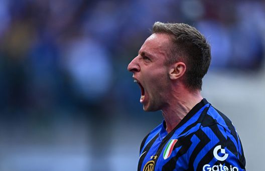 MILAN, ITALY - MARCH 30: Davide Frattesi of FC Internazionale celebrates after scoring the goal during the Serie A match between FC Internazionale and Udinese at Stadio Giuseppe Meazza on March 30, 2025 in Milan, Italy. (Photo by Mattia Pistoia - Inter/Inter via Getty Images) Inter, stagione infinita: può giocare 68 partite, incognita spareggio Scudetto- immagine 4
