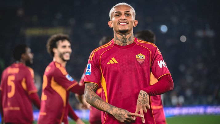 ROME, ITALY - DECEMBER 15: AS Roma player Wesley França celebrates during the Serie A match between AS Roma and Como 1907 at Stadio Olimpico on December 15, 2025 in Rome, Italy. (Photo by Luciano Rossi/AS Roma via Getty Images) roma como