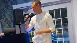 VIDEO / Camarda si esibisce al karaoke, Leao lo sfotte sui social